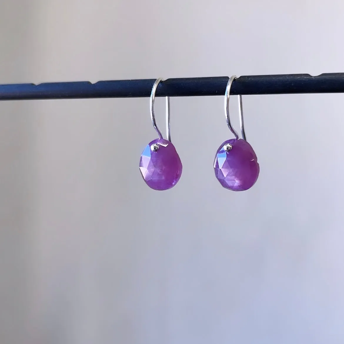 Mini earrings in pink sapphires