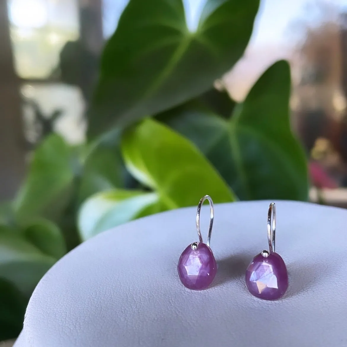 Mini earrings in pink sapphires