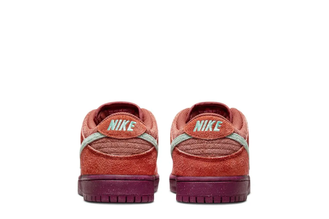 Nike Dunk Low SB 'Mystic Red'