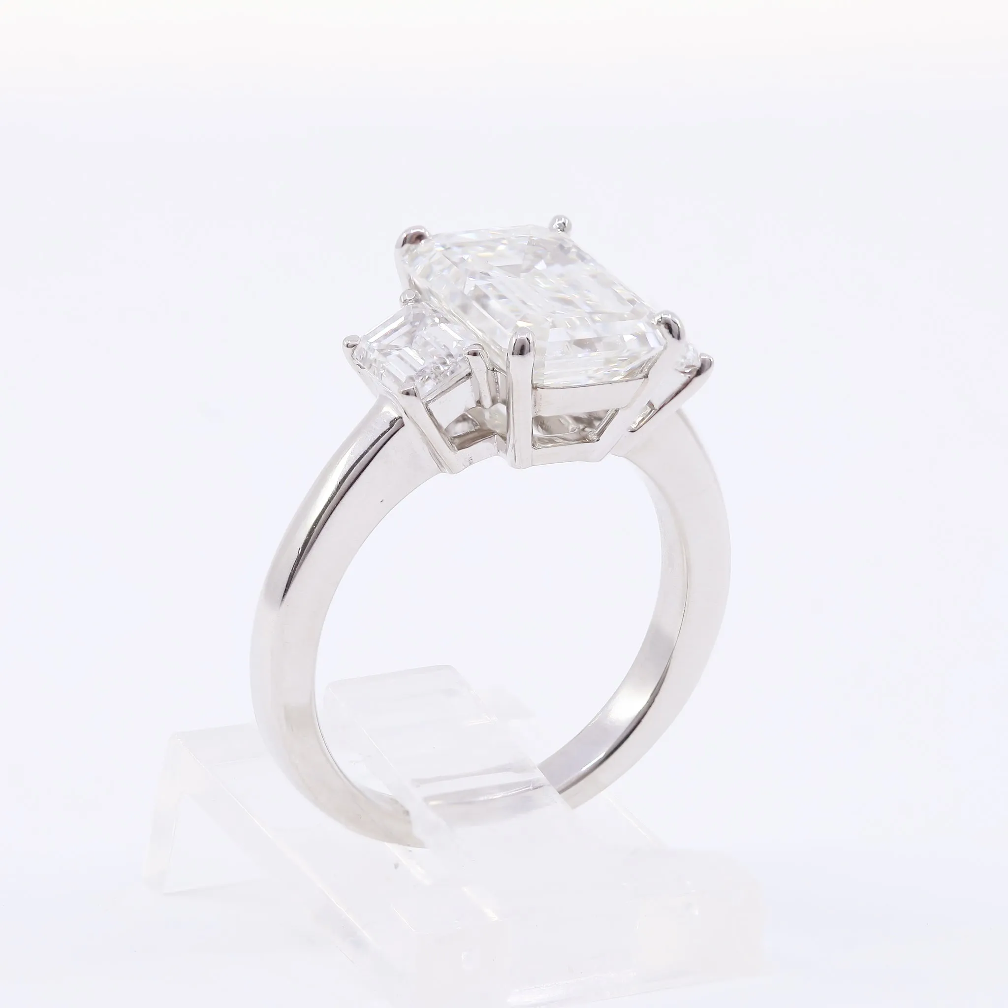 PLATINUM EMERALD-CUT THREE-STONE ENGAGEMENT RING WITH A 4.01CT EMERALD-CUT DIAMOND CENTER